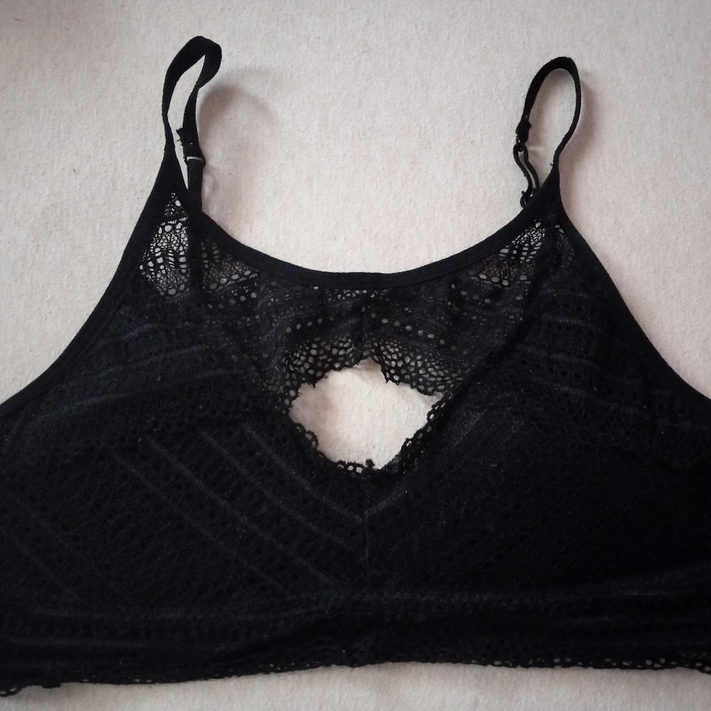 Black lace bralette with removable pads 🖤